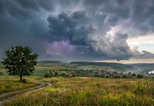 Weekend sub asediu meteorologic: România, lovită de furtuni violente și instabilitate extremă