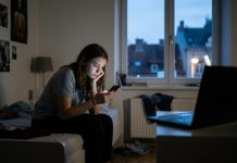 Generația ecranelor: Adolescenții din Uniunea Europeană petrec până la 6 ore pe zi online, prețul plătit fiind izolarea și tristețea (studiu)