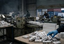 Fabrica de bani a crimei organizate: Cum au cucerit țigările contrafăcute piața neagră din Uniunea Europeană