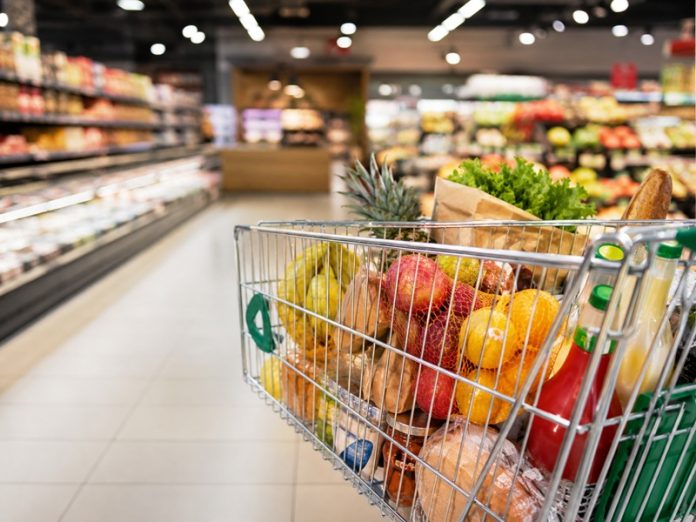 Raion de supermarket cu coș de cumpărături