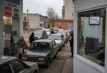 Nota de plată a războiului: Economia Rusiei se fisurează, de la rezerva de aur în picaj la raționalizarea benzinei
