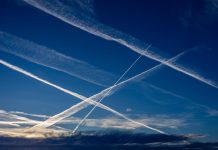 Contrail, „chemtrails” și povestea care revine în fiecare an pe cerul României contrail-chamtrail