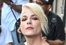 Selma Blair, arestată după un incident la bordul unui avion Delta Air Lines. Actrița a pledat nevinovată selma-blair-arestata